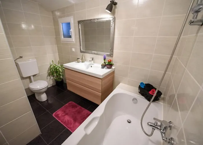 Near Split With Private Pool & Garden 빌라