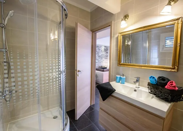 Near Split With Private Pool & Garden