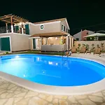 Near Split With Private Pool & Garden *