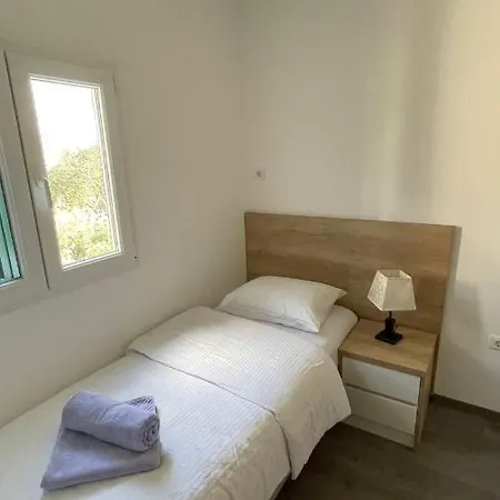 Near Split With Private Pool & Garden